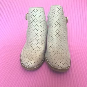 COLE HAAN PIPPA Gray Perforated Nubuck Leather Hi Bootie Size 8B. Used